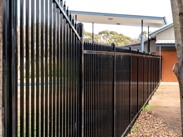 Hochwertige, pulverbeschichtete schwarze Stahllattenzaun-Speerspitze, rohrförmige Aluminium-Zaunelemente aus Metall für den Garten